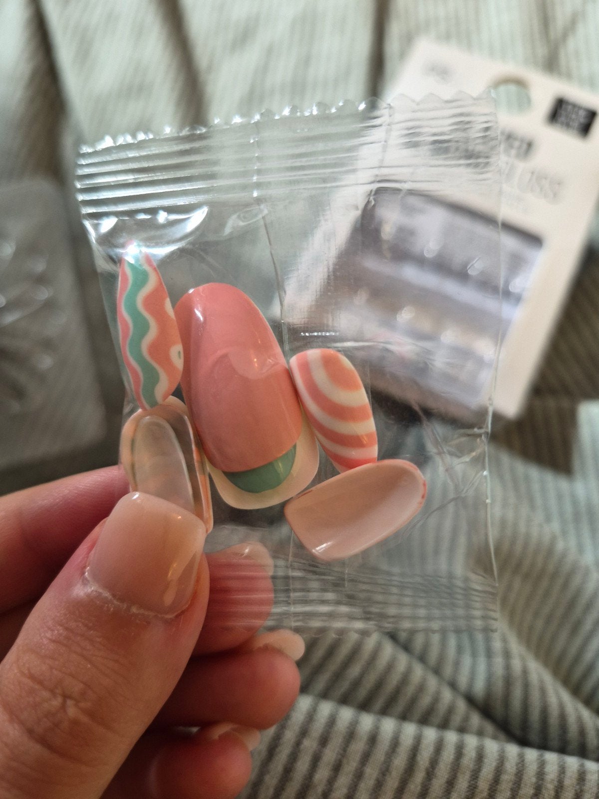 nepnagels, Ophalen, Zo goed als nieuw
