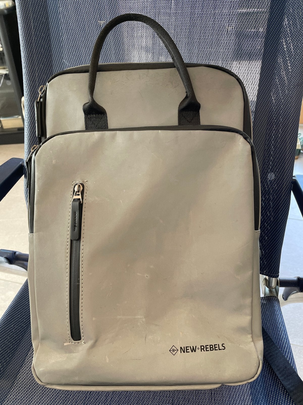 New Rebels rugzak - Grijs - 42x29 cm, Sieraden, Tassen en Uiterlijk, Tassen | Rugtassen, Overige merken, Gebruikt, 25 tot 40 cm