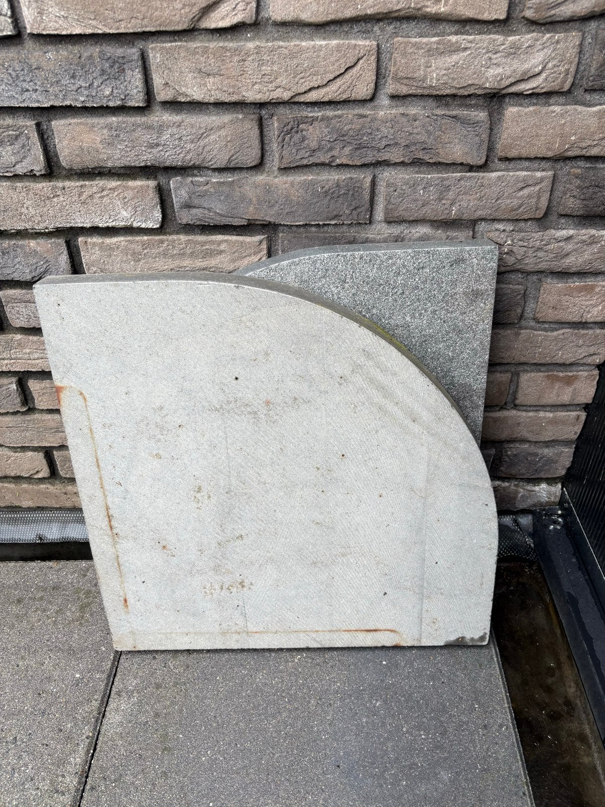 Gratis af te halen: 2 zware stenen voor parasolpoot, Ophalen, Gebruikt, Parasolvoet