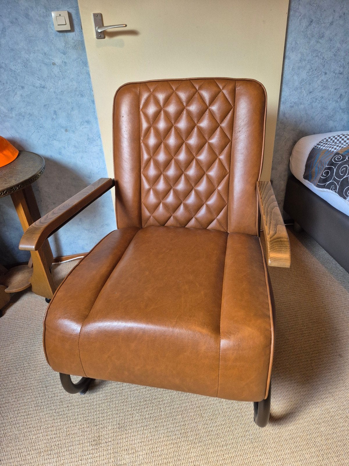 Comfortabele fauteuil - Cognac kunstleer met metalen frame, Ophalen, Bruin, Hout, Zo goed als nieuw