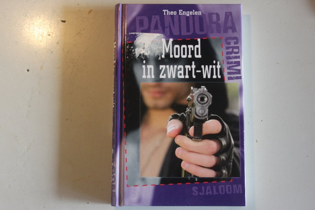 804a - boek - pandora - moord in zwart-wit - theo engelen, Ophalen of Verzenden, Gelezen
