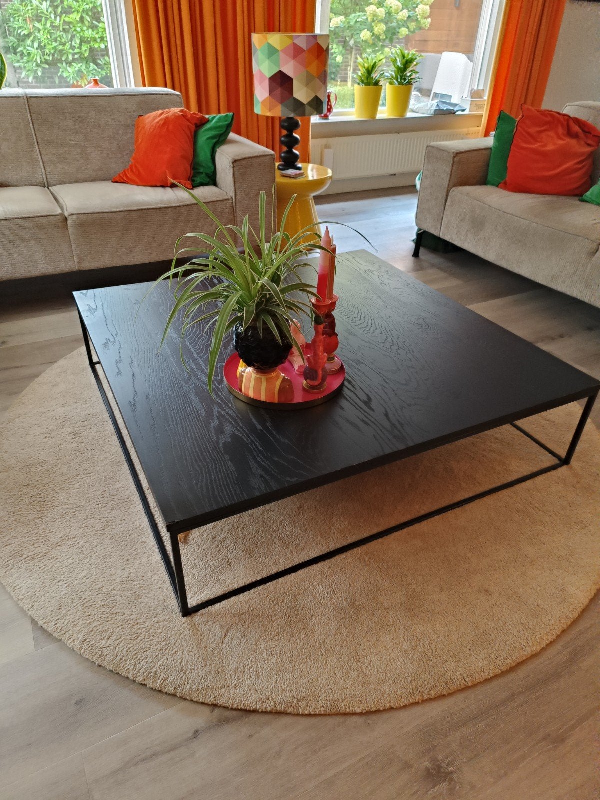 Zwarte salontafel met stalen frame en houten blad, Gebruikt, Vierkant, Modern industrieel, 5 – 50