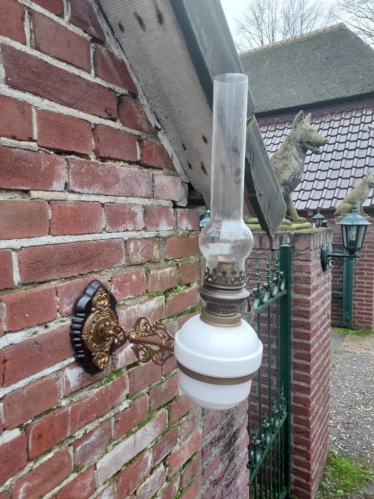 Antieke wandolielamp met zwenkarm en wit oliereservoir., Ophalen of Verzenden