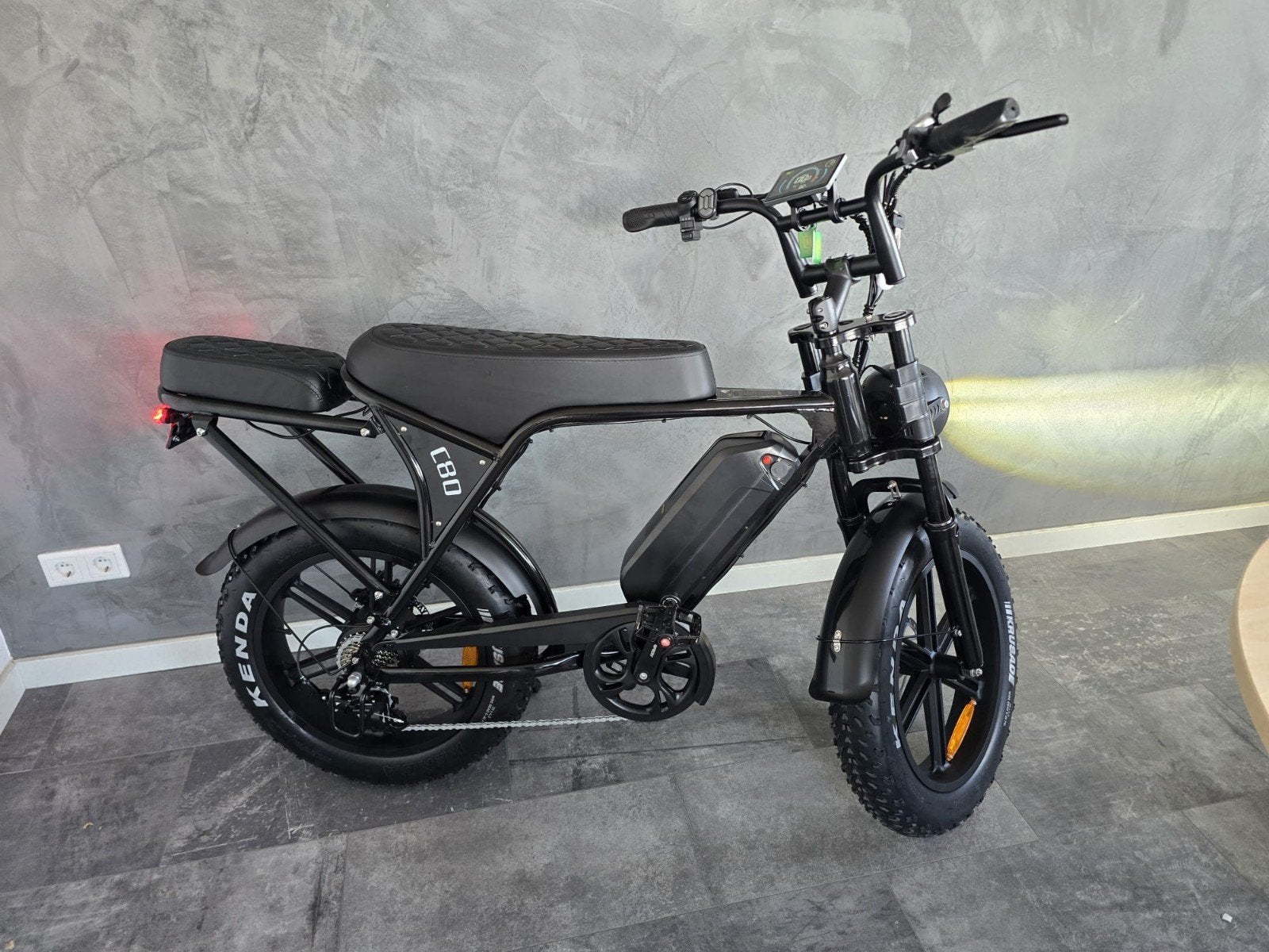 Foto 4 van Fatbike V8 Pro + Achterzitje+ Stepjes NFC Tags 20 inch