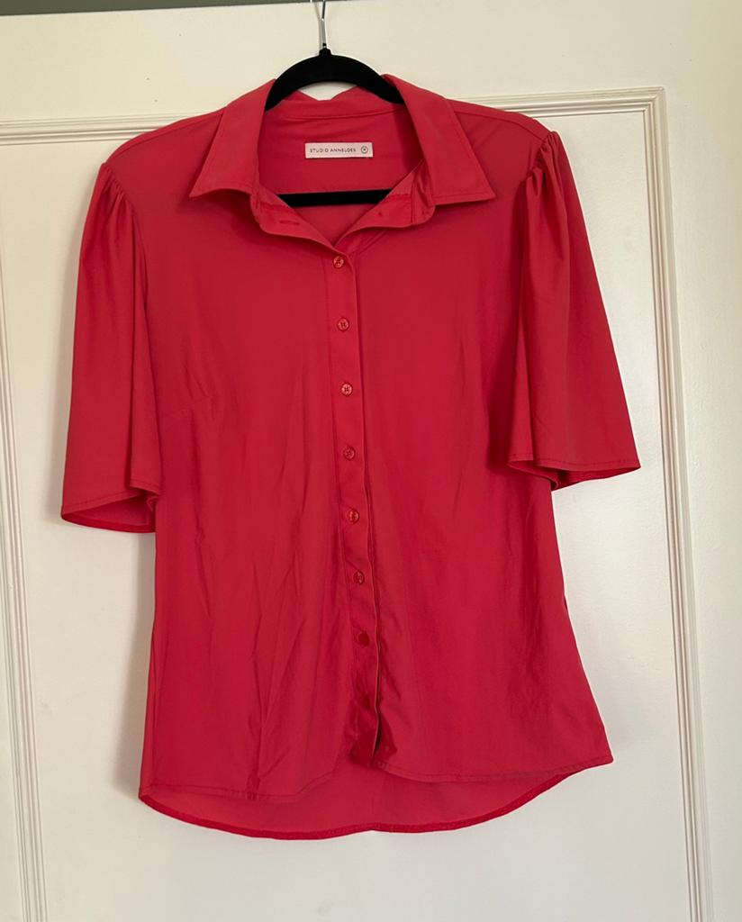 Rode Studio Anneloes blouse Travelstof in M, Kleding | Dames, Blouses en Tunieken, Ophalen of Verzenden, Zo goed als nieuw, Maat 38/40 (M)
