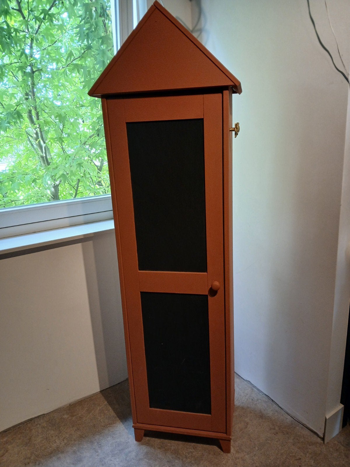 Roestbruine kast met dakje en planken, Ophalen, Met deur(en), Gebruikt, 50 tot 100 cm