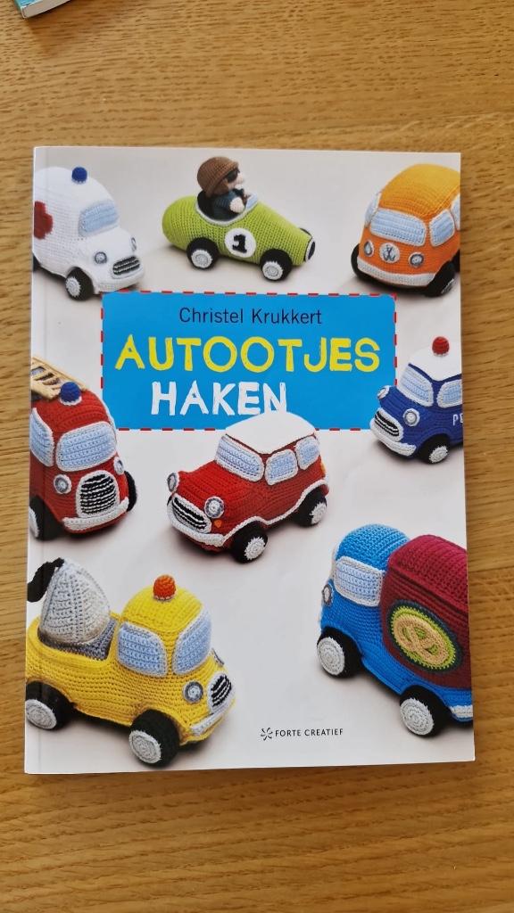 Haakboek Autootjes haken - Christel Krukkert, Hobby en Vrije tijd, Ophalen of Verzenden, Zo goed als nieuw, Haken, Patroon of Boek