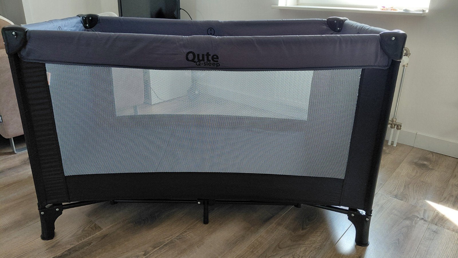 Campingbed Qute q-sleep zwart grijs incl dik matras, Kinderen en Baby's, Ophalen, Zo goed als nieuw, Reisbedje