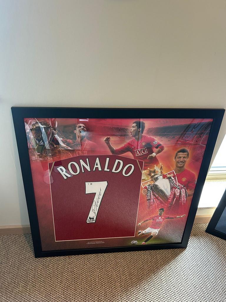 Ingelijst gesigneerd shirt Cristiano Ronaldo, Ophalen of Verzenden, Zo goed als nieuw, Overige materialen, 75 tot 100 cm