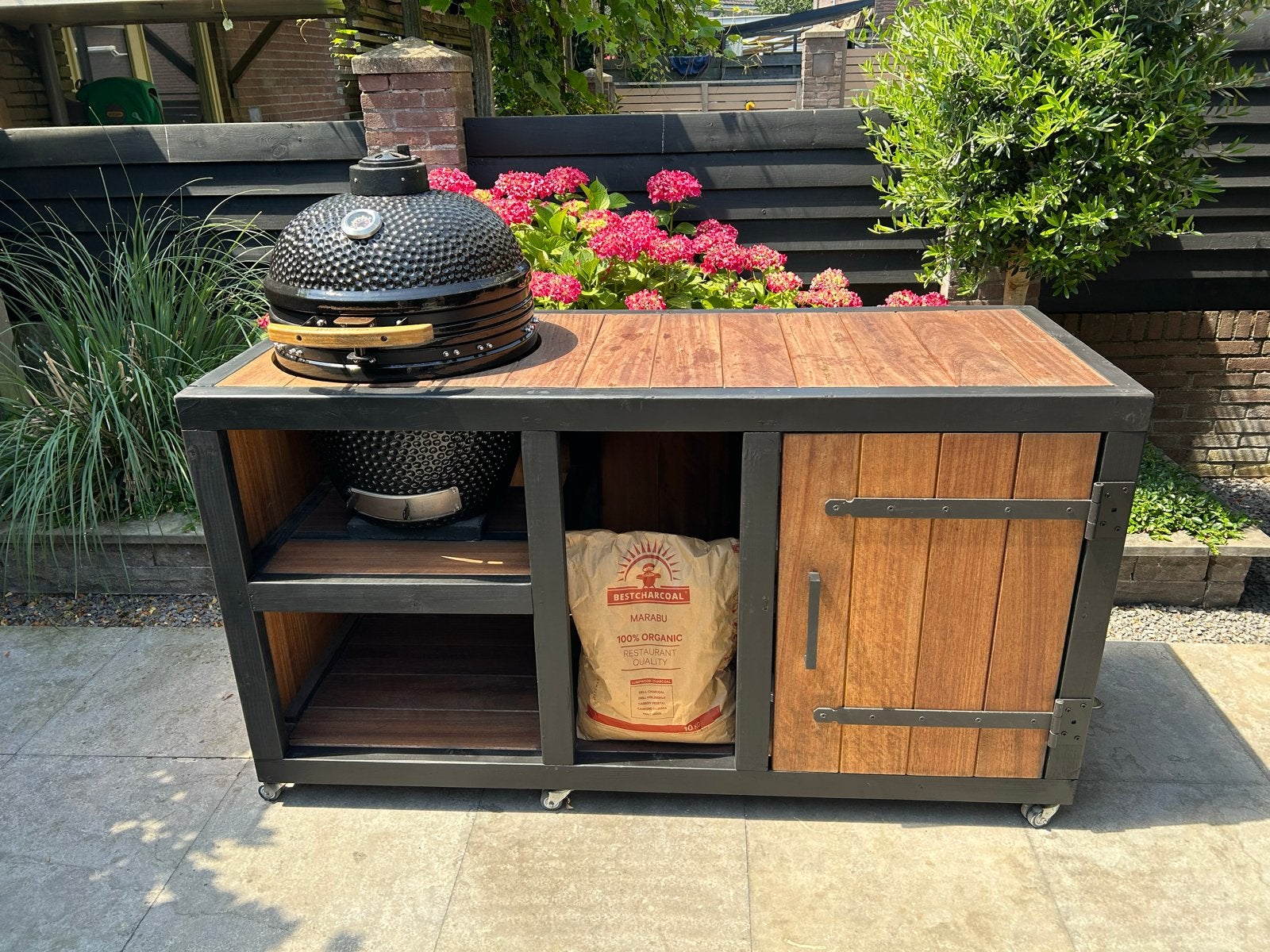 Kamado BBQ tafel / buitenkeuken op wielen, Tuin en Terras, Buitenkeukens, Gebruikt, Houtskool, Vrijstaand, Ophalen