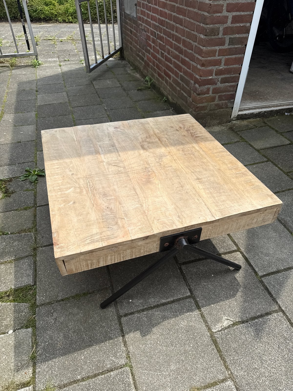 Robuuste salontafel van mangohout met metalen onderstel, Gebruikt, Vierkant, Overige houtsoorten, 50 tot 100 cm