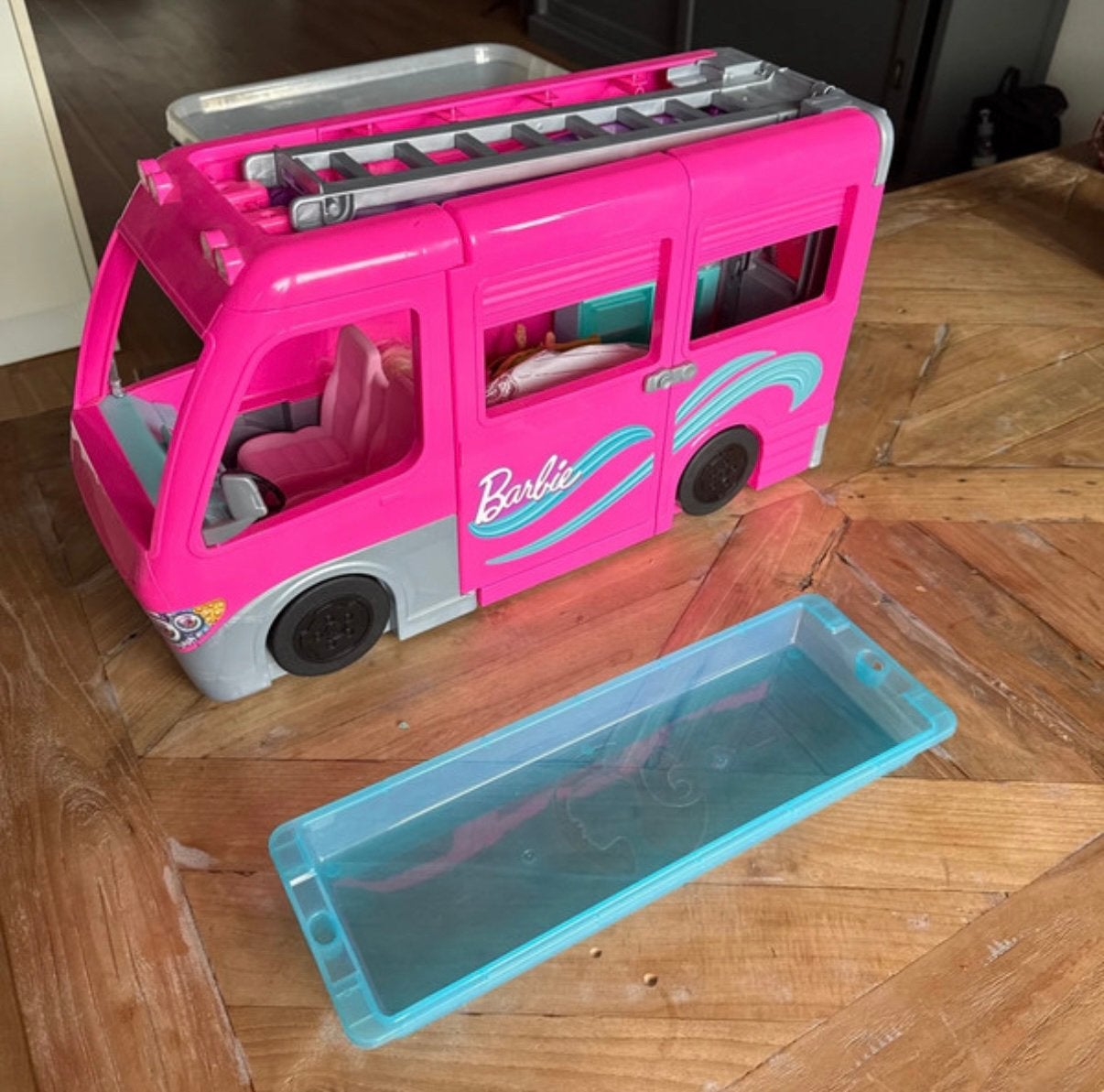 Barbie camper met toebehoren en 2 originele barbiepoppen, Ophalen, Gebruikt, Poppenhuis