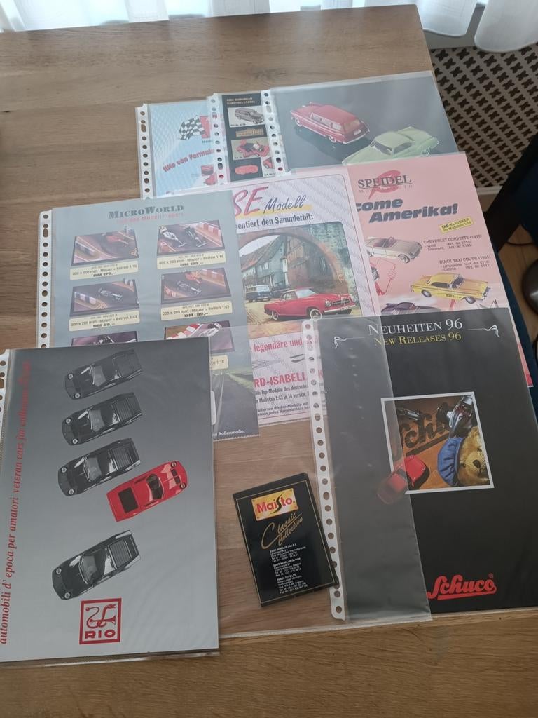 Diverse catalogi en folders, Ophalen of Verzenden, Gelezen, Diverse fabrikanten (Maisto, Schuco, RIO, Microworld, Speidel), Catalogus