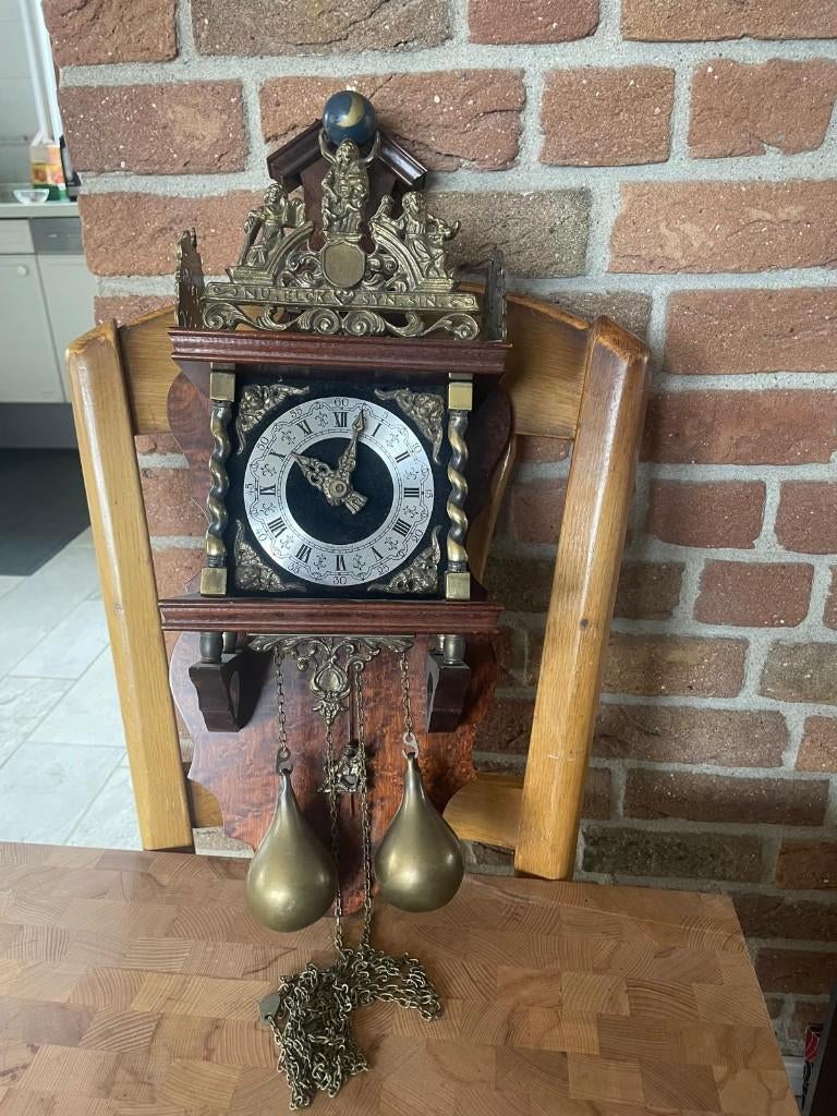 Zaanse klok "Nu elck syn sin" – messing, made in Holland, Antiek en Kunst, Antiek | Klokken, Ophalen
