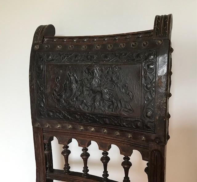 Renaissance stoel noten- of kersenhout, Ophalen