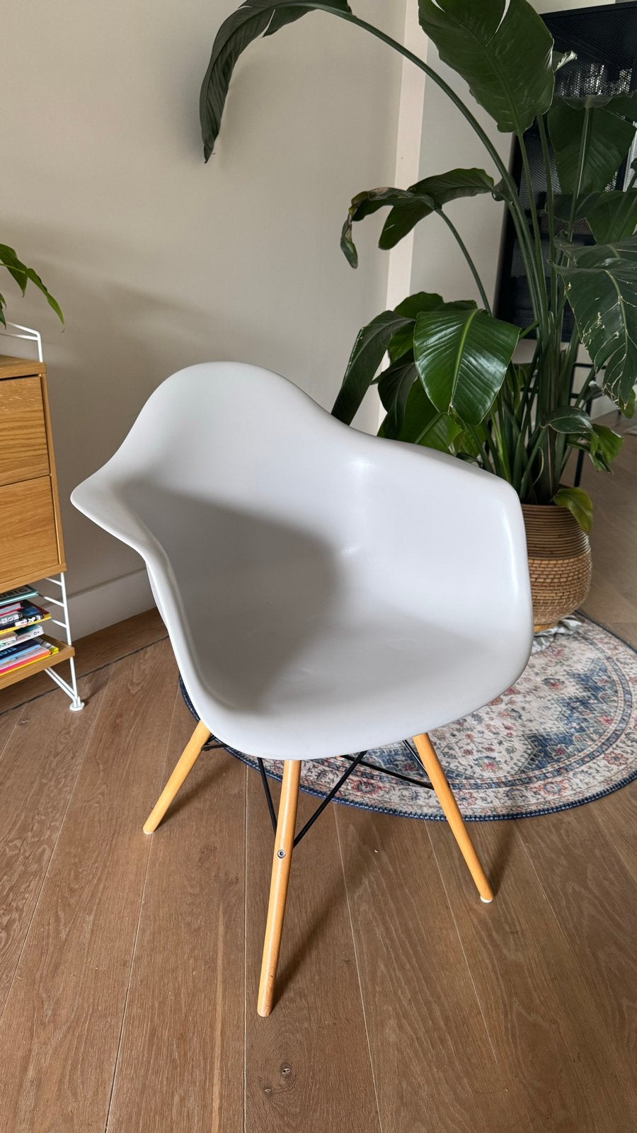 Reproductie Vitra DAW stoel – grijs – houten onderstel, Huis en Inrichting, Stoelen, Ophalen, Zo goed als nieuw, Hout, Eén