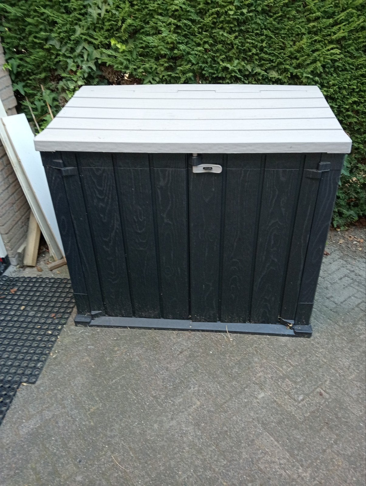 Kunststof buitenberging - ideaal voor containers/fietsen, Tuin en Terras, Bergingen en Tuinkasten, Ophalen, Gebruikt, Kunststof