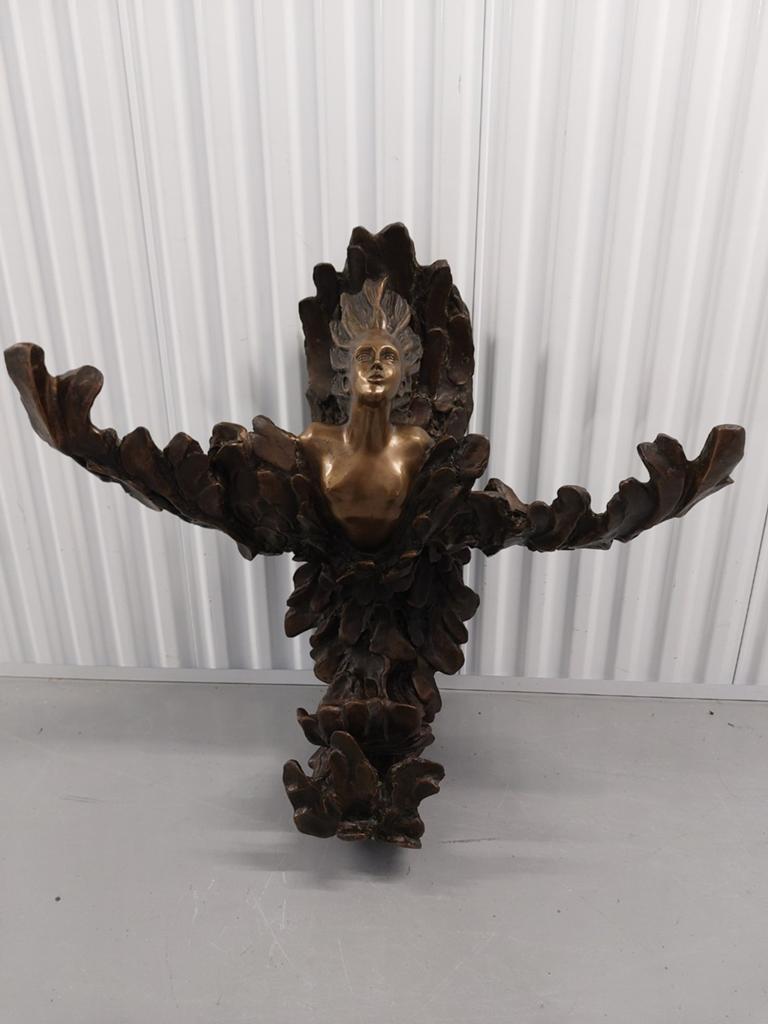 Bronzen wandsculptuur vrouw met vleugels G. Mariani, Ophalen, Gemerkt, 50 - 100 cm, Brons