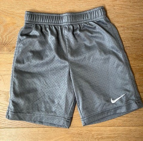 Leuke korte (sport) broek Nike maat 104 - 110, Broek, Gebruikt, Ophalen of Verzenden, Nike