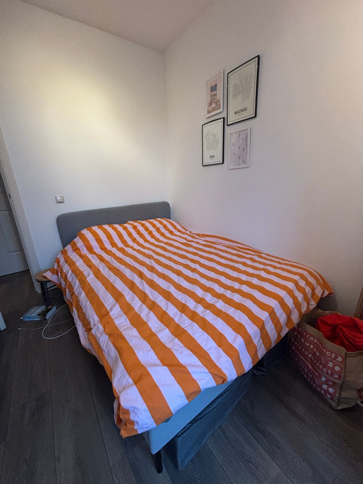 Comfortabel tweepersoonsbed met gestoffeerd hoofdbord