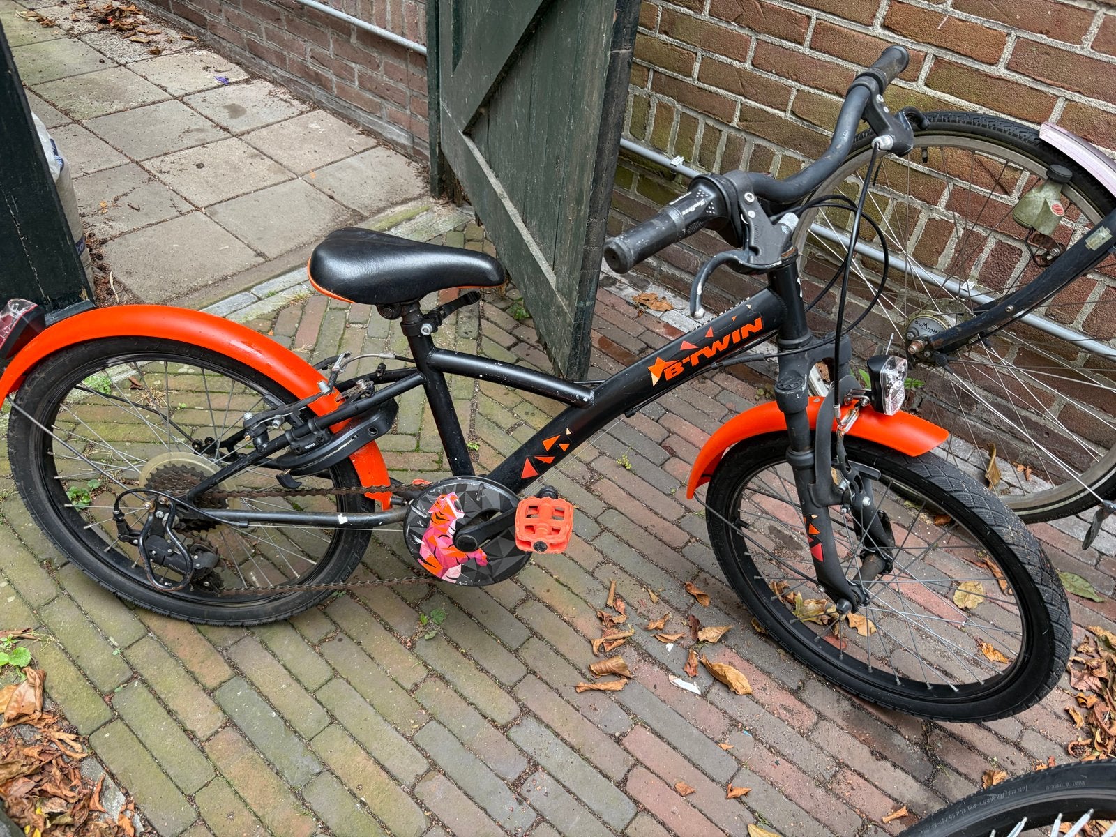 Kinderfiets B'Twin 20 inch - Zwart/Oranje, Ophalen, Gebruikt, Velgrem, 20 inch of meer