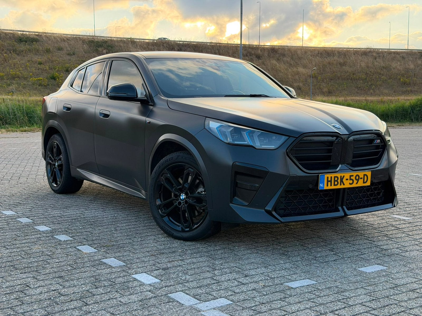 BMW X2 Sdrive20i 150pk Aut 2024 Grijs, Auto's, 1800 kg, Zwart, 1545 kg, Particulier