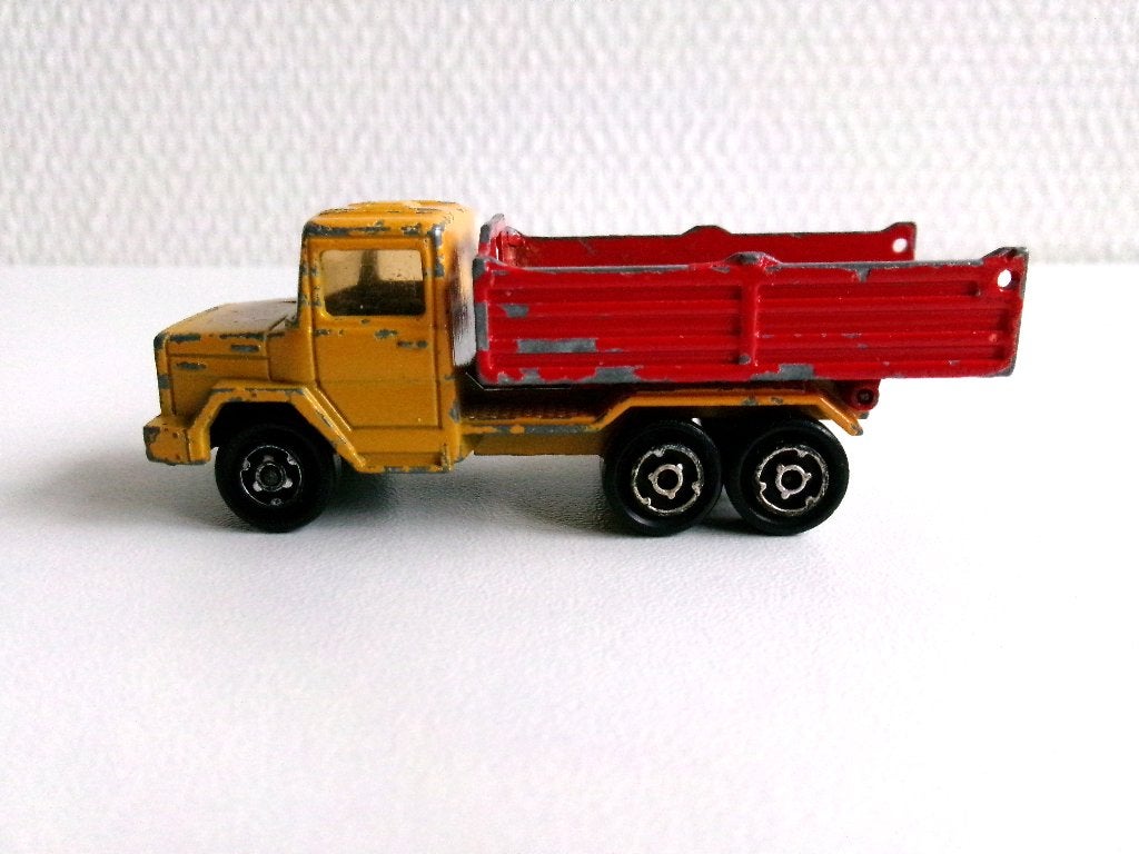 Magirus Tipper Truck geel/rood 1:100 Majorette (niet compl.), Ophalen of Verzenden, Gebruikt, Bus of Vrachtwagen