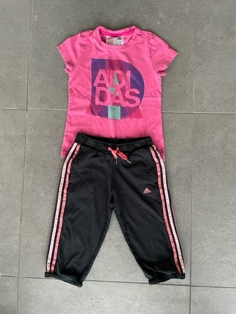 Adidas set: roze T-shirt en zwarte 3/4 broek (maat 140), Ophalen of Verzenden, Gebruikt, Meisje