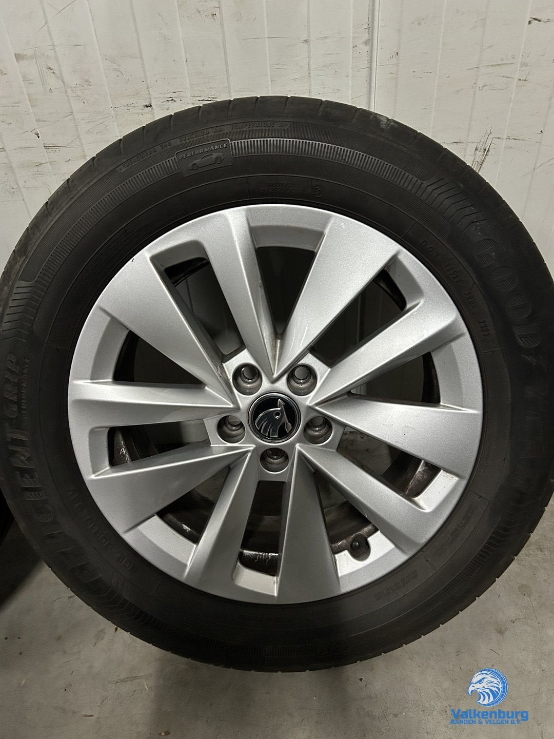 6-7mm! Originele Skoda Scala 16 velgen 5x100 zomerbanden 205, Auto-onderdelen, Banden en Velgen, Gebruikt, -, Banden en Velgen