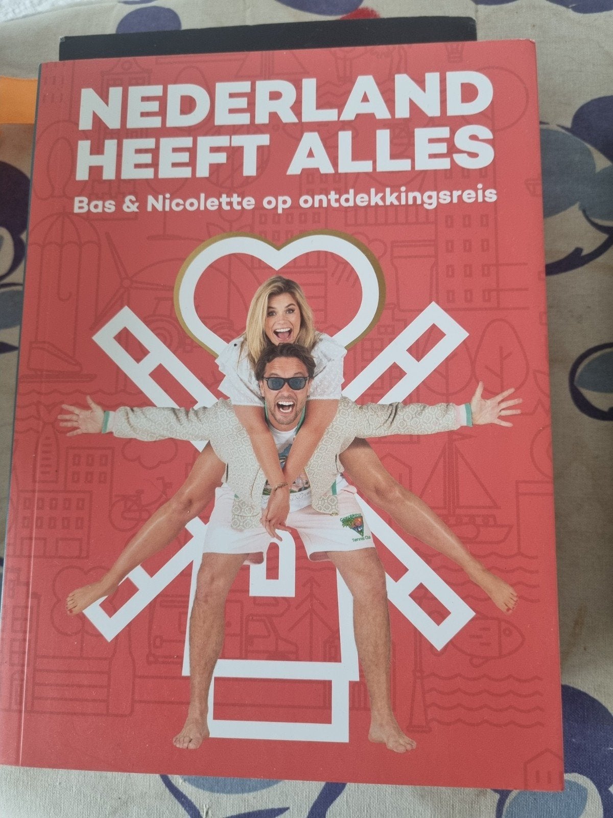 Nicolette van Dam - Nederland heeft Alles, Overige merken, Fiets- of Wandelgids, Zo goed als nieuw, Benelux