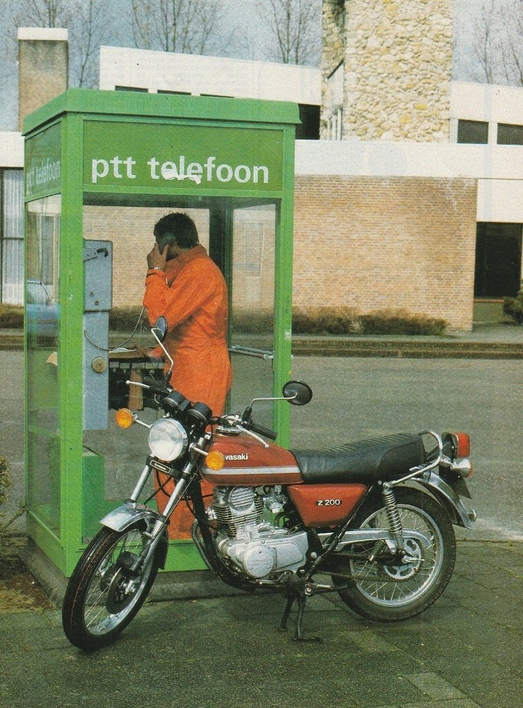 Vintage knipsel 1983 Kawasaki Z200 motor bij PTT telefooncel, Verzenden, Overige typen