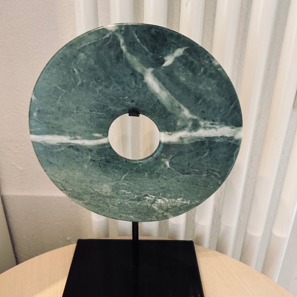 Design Bijzondere grote Jade schijf op metalen voet, Sieraden, Tassen en Uiterlijk, Edelstenen, Nieuw, Ophalen of Verzenden
