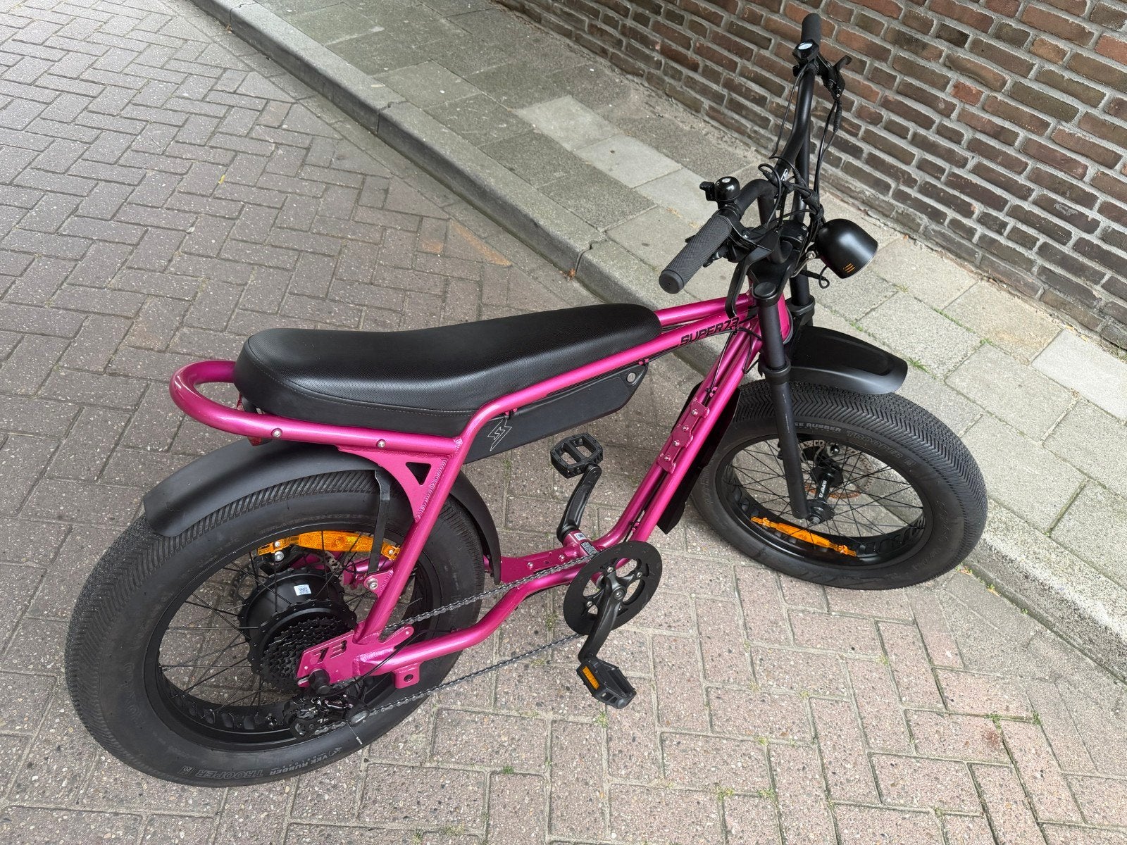 SUPER73-Z Miami Prickly Pink Fatbike - Slechts 4xx km!, Ophalen, Zo goed als nieuw, 30 tot 50 km per accu, Overige merken