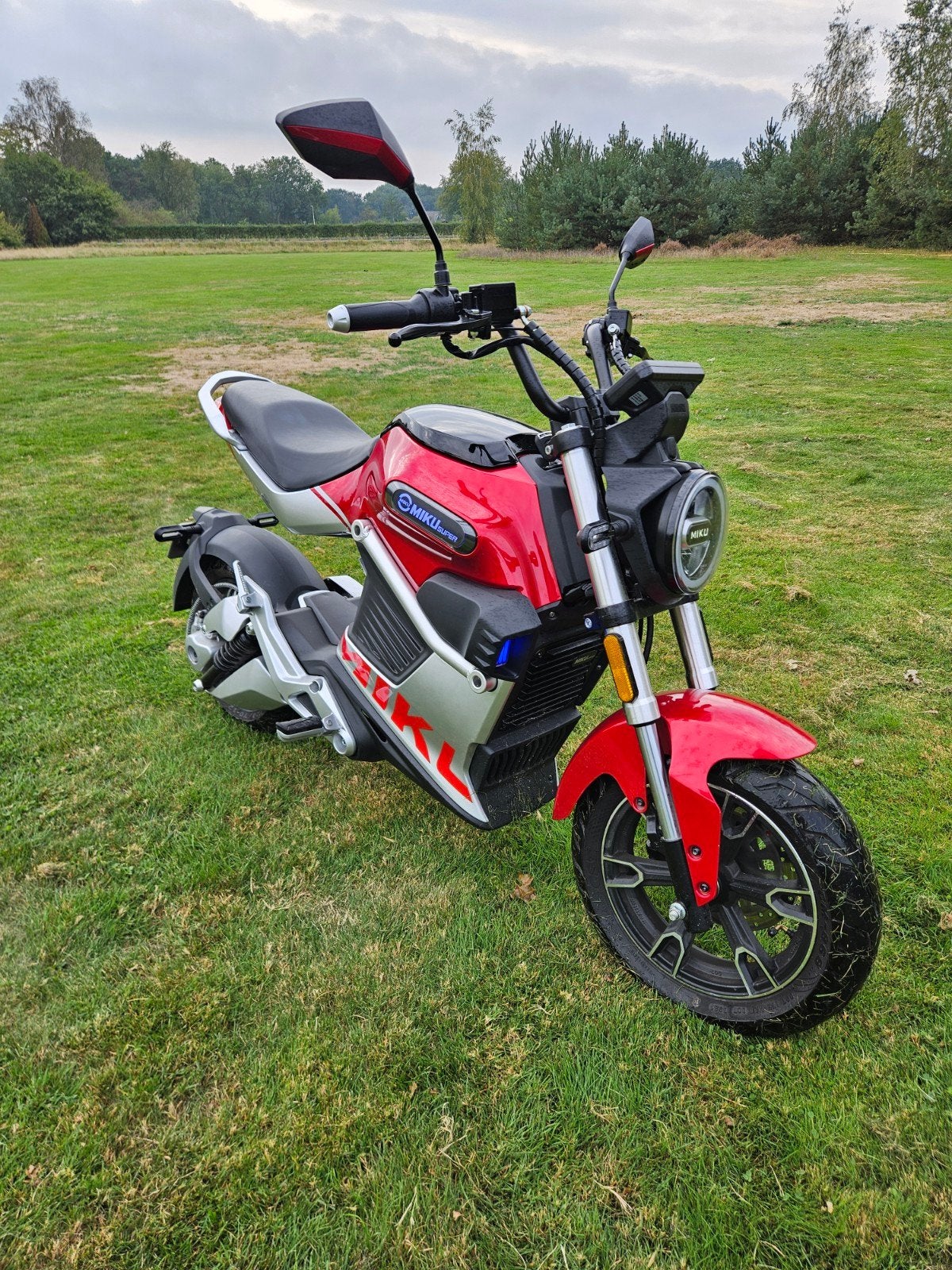 Z.g.a.n. Sunra miku super - brommer kenteken, Ophalen, Maximaal 45 km/u, Elektrisch, Zo goed als nieuw