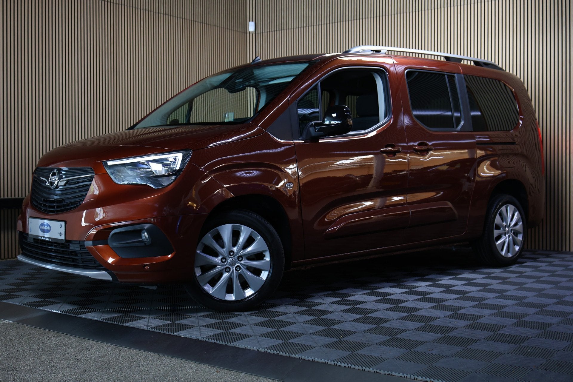 Opel Combo 1.2 Turbo Innovation XL 7pers AUTOM NAVI Carplay, Auto's, Stof, Gebruikt, 4 cilinders, Bruin