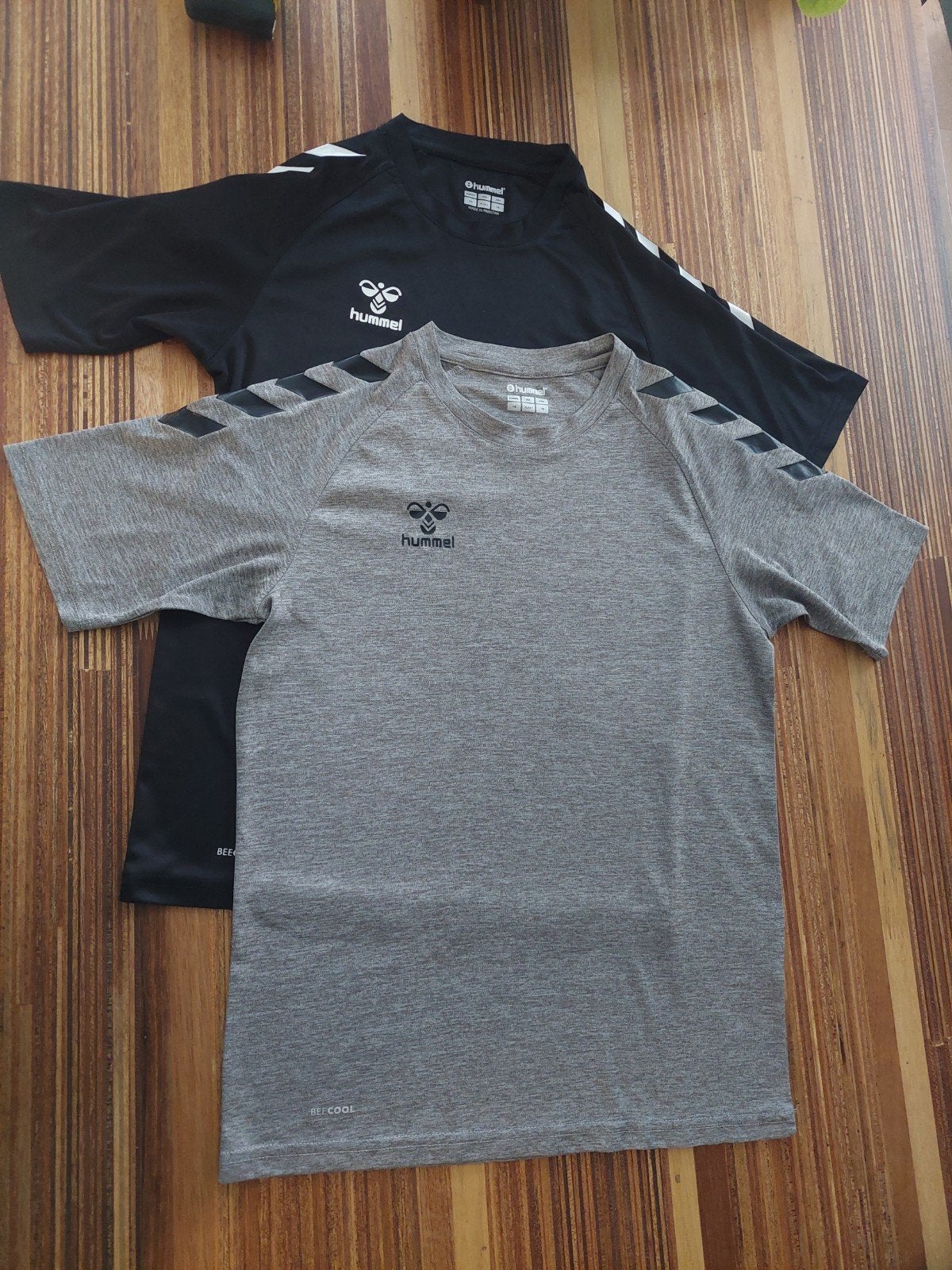 2 Hummel sportshirts maat 176 - Grijs & Zwart, Ophalen, Hummel, Sport- of Zwemkleding