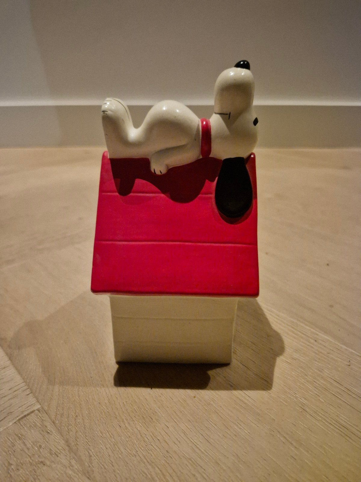 Spaarpot Snoopy op Hondenhok, Verzamelen, Spaarpotten, Ophalen of Verzenden, Zo goed als nieuw, Steen, Aardewerk of Keramiek, Strip- of Tekenfilmfiguur