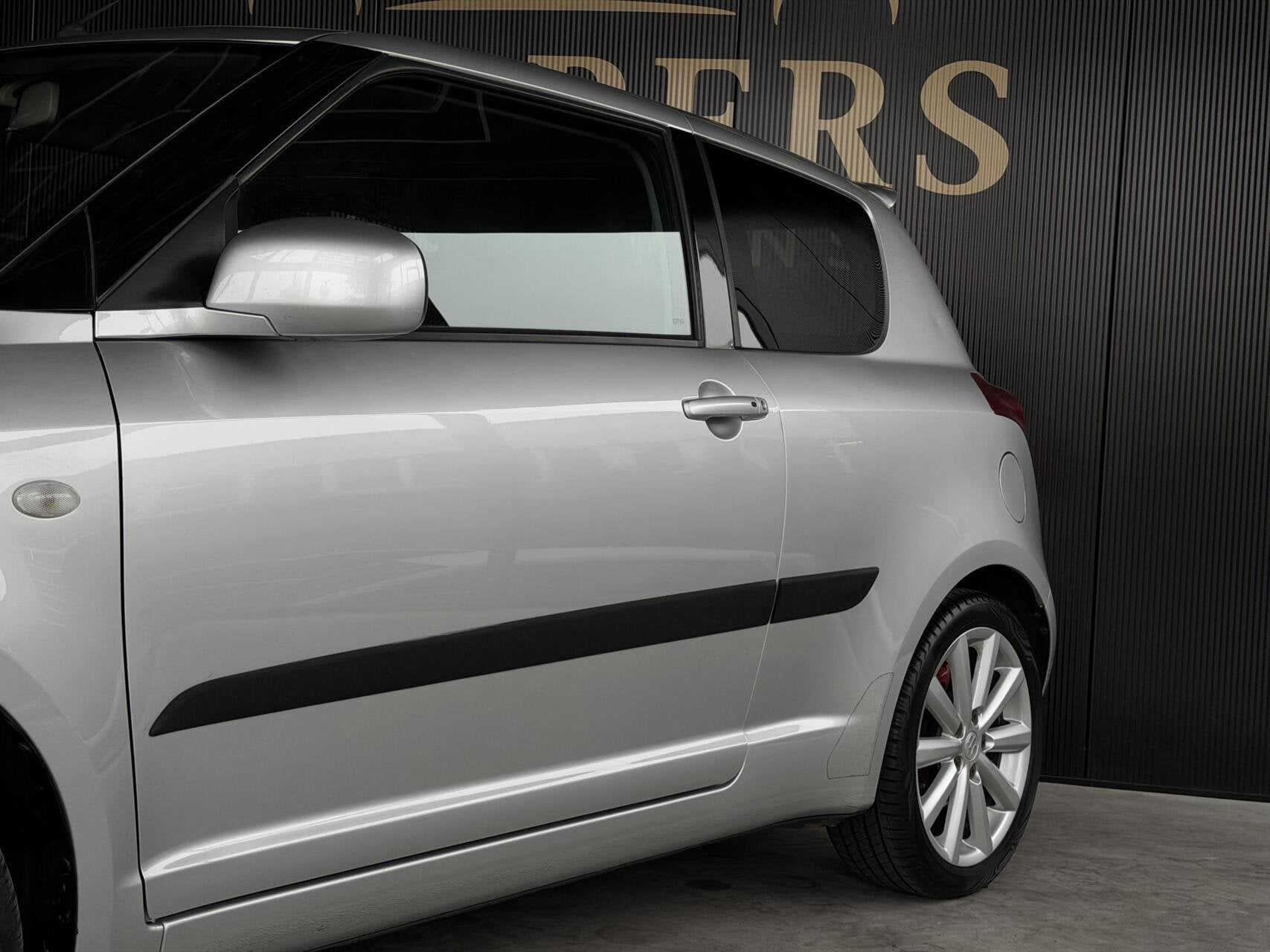 SUZUKI SWIFT 1.6 SPORT 125ch - JANTES 17" - SIÈGES SPORT - CLIMATISATION AUTOMATIQUE - DÉMARRAGE SANS CLÉ - AILERON