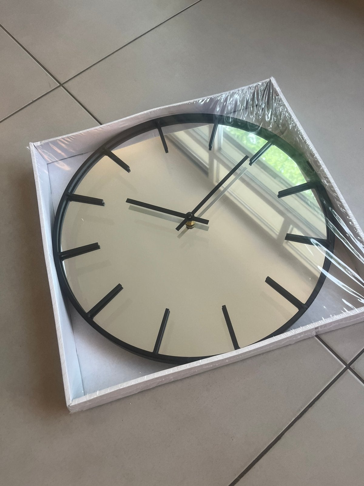 Mooie wandklok met Spiegel en Zwarte details Nieuw!, Minder dan 50 cm, Rond, Nieuw, Ophalen of Verzenden