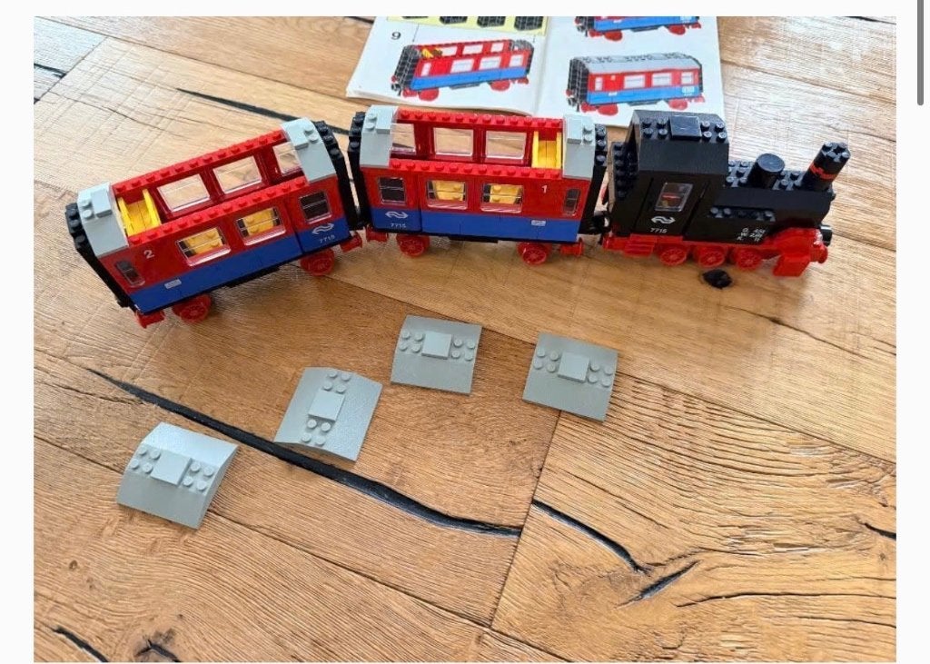 Lego 7715 trein loc met 2 rijtuigen en perron met figuren, Kinderen en Baby's, Speelgoed | Duplo en Lego, Ophalen, Zo goed als nieuw