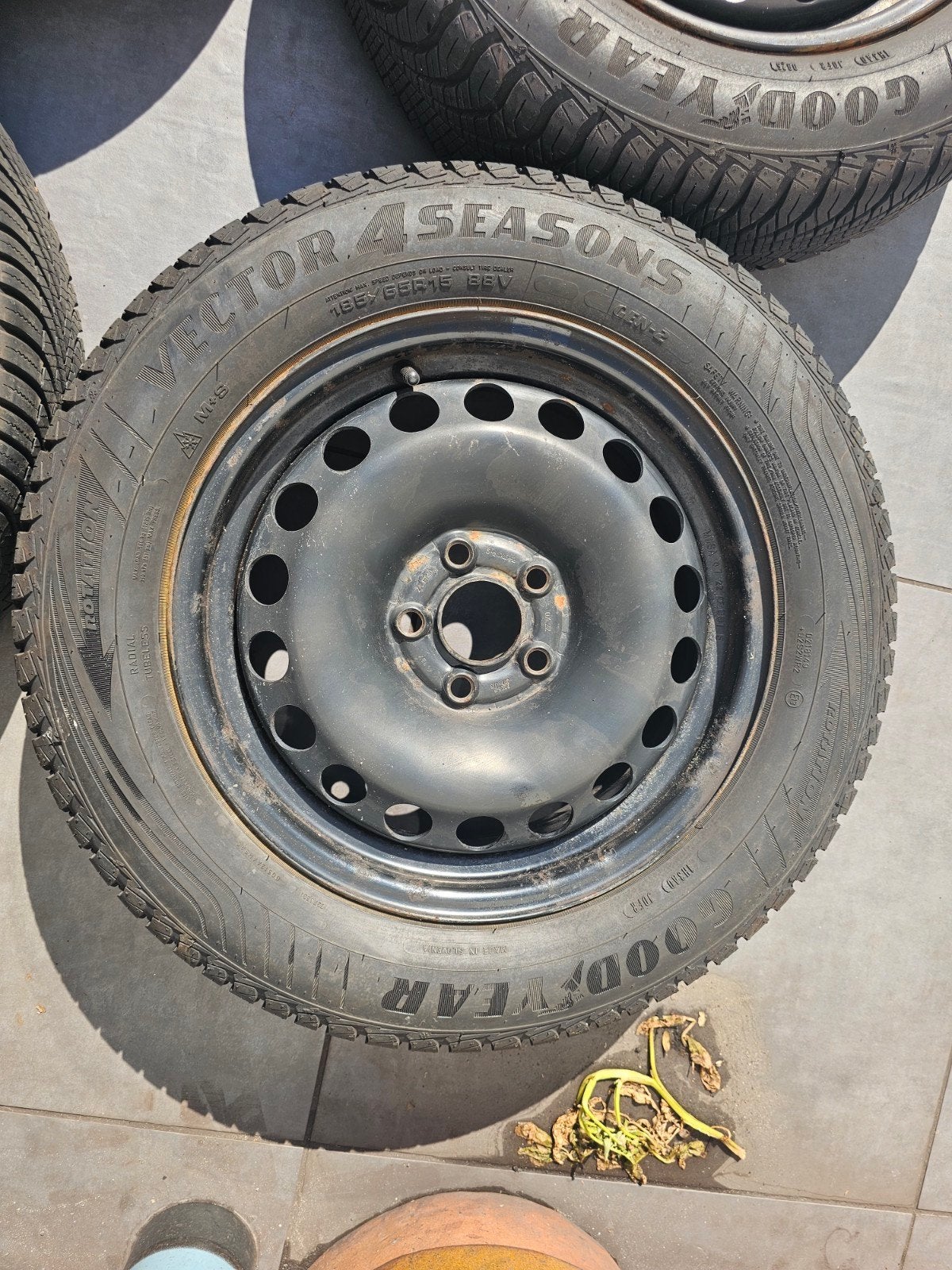 VW polo 2G 15" stal velgen Org.wil doppen All-seasons banden, Ophalen of Verzenden