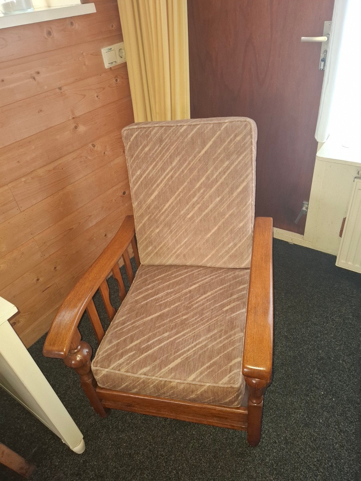 Rookstoel met houten frame en gestoffeerde kussens, Ophalen, Hout, Gebruikt, Vintage