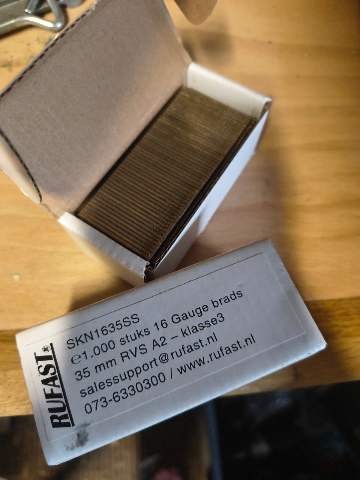 2 volle doosjes RVS nieten 35mm 16 Gauge brads, Ophalen of Verzenden, Nieuw