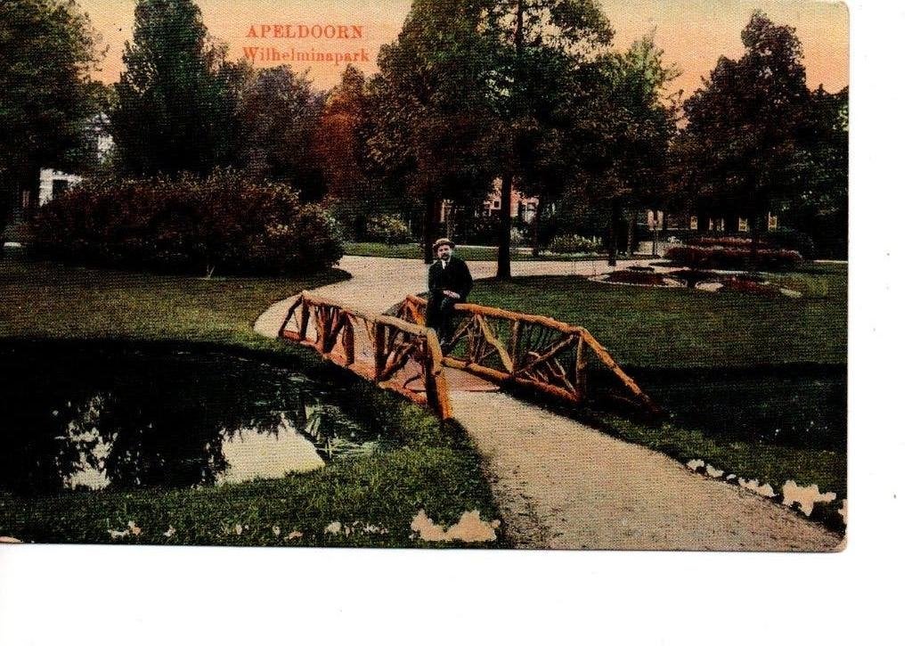 Apeldoorn. Ansichtkaart. Wilhelminapark met brug en man . **, Ophalen of Verzenden, Voor 1920, Ongelopen, Gelderland