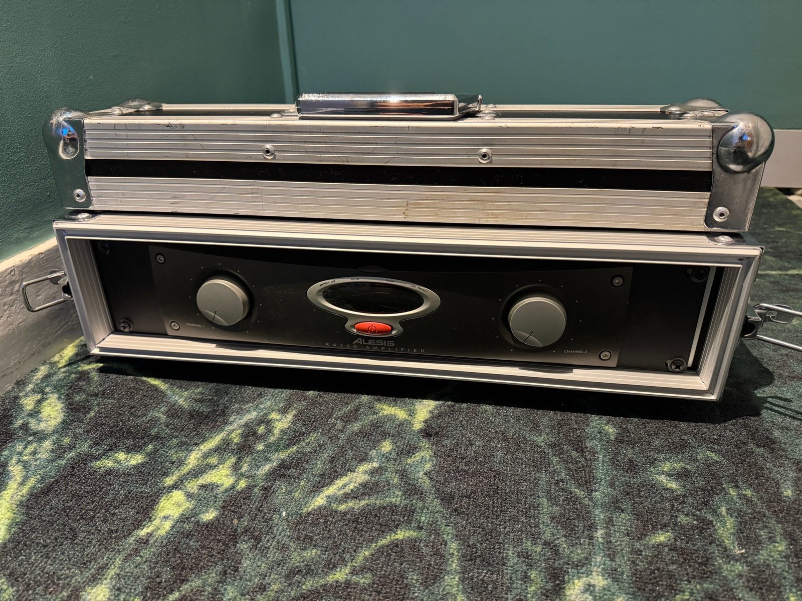 Alesis RA300 PA versterker met Flightcase, Ophalen, Gebruikt, 120 watt of meer, Overige merken