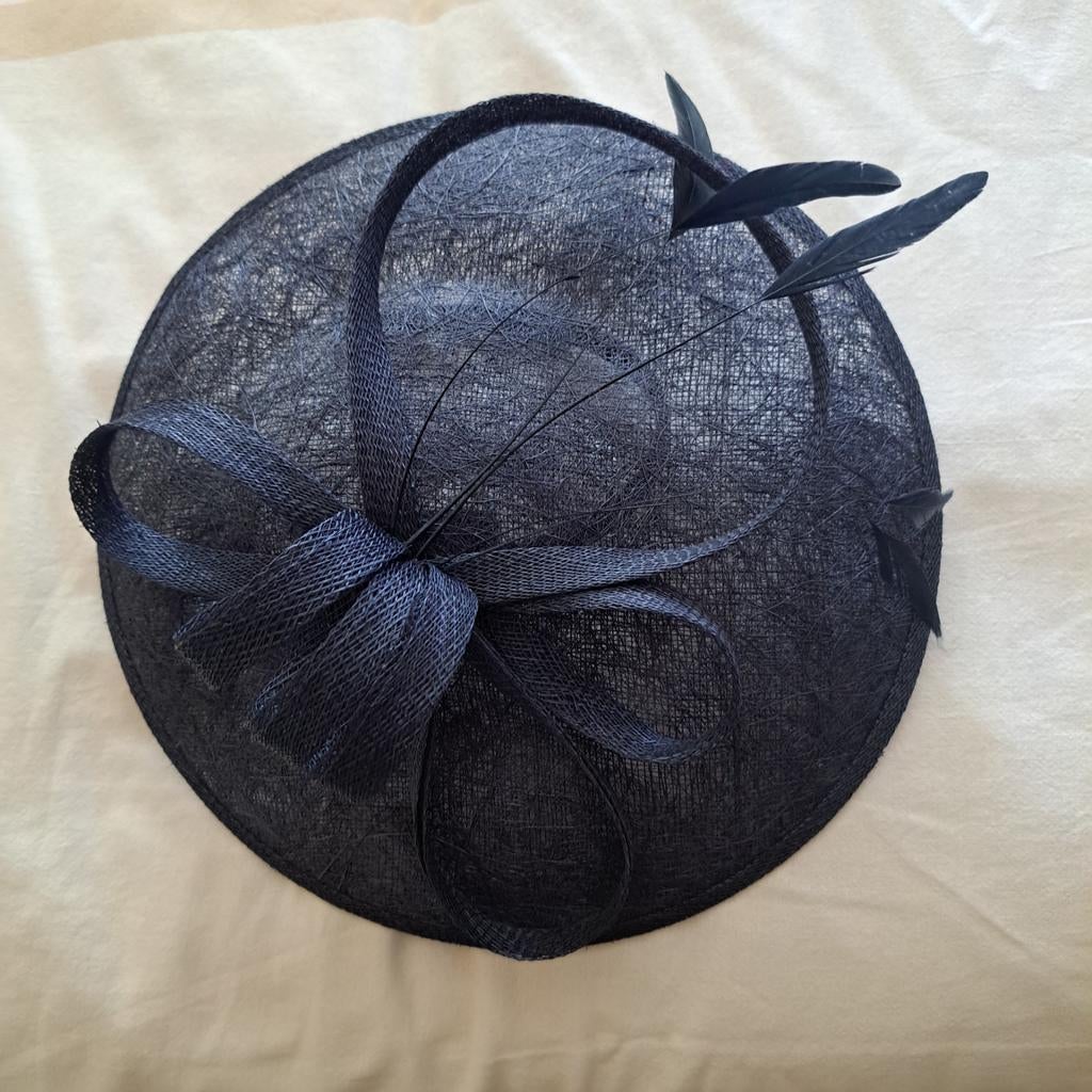 hoed/fascinator donker blauw, Ophalen of Verzenden, Zo goed als nieuw, One size fits all, Hoed