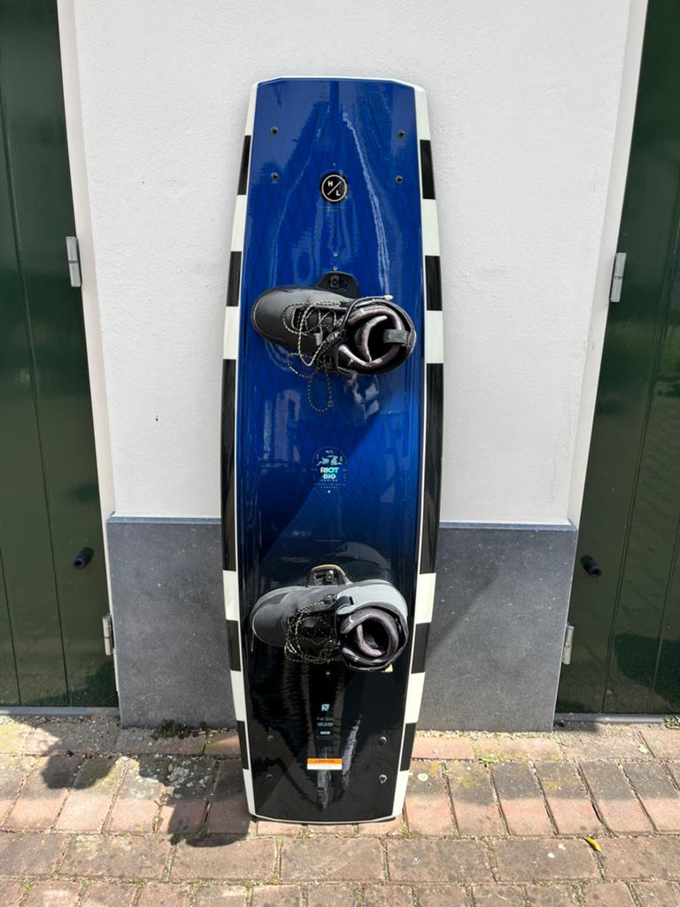 Hyperlite Riot Bio 144cm wakeboard incl. Boots maat EU42, Watersport en Boten, Wakeboarden, Ophalen of Verzenden, Zo goed als nieuw