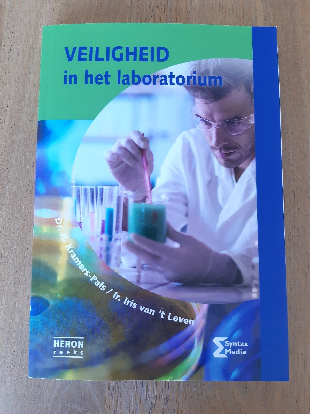 H. Kramers-Pals - Veiligheid in het laboratorium, Ophalen, Zo goed als nieuw, H. Kramers-Pals; I. van 't Leven, Nederlands