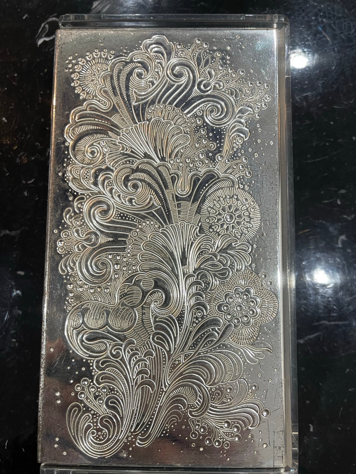 Decoratieve zilverkleurige doos met reliëf, Ophalen of Verzenden
