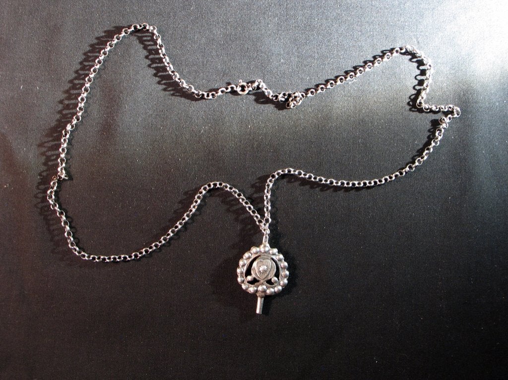 Horlogesleutel zilver aan antieke jasseronketting. 2005, Ophalen of Verzenden, Zilver